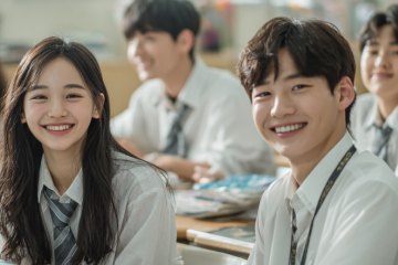 웃고 있는 학생들 이미지 컷